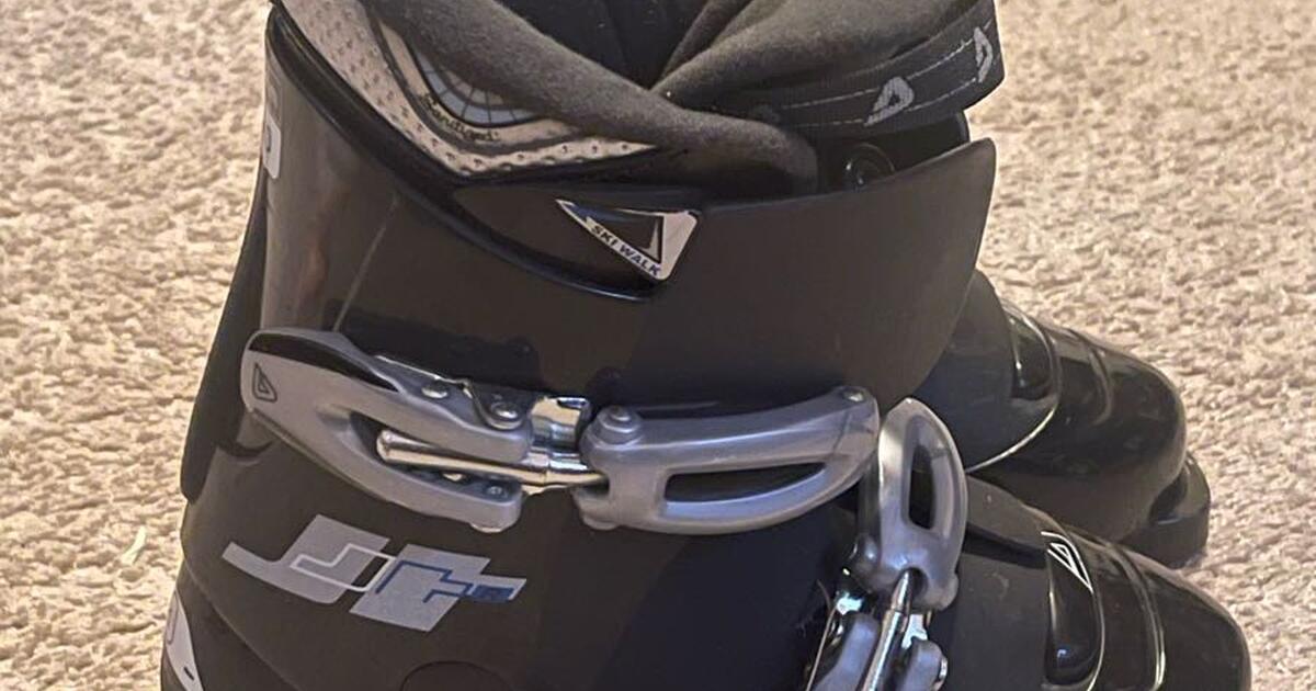 Kids ski boots size 21 (size 2 shoe size) for 25 in Kirkland, WA For