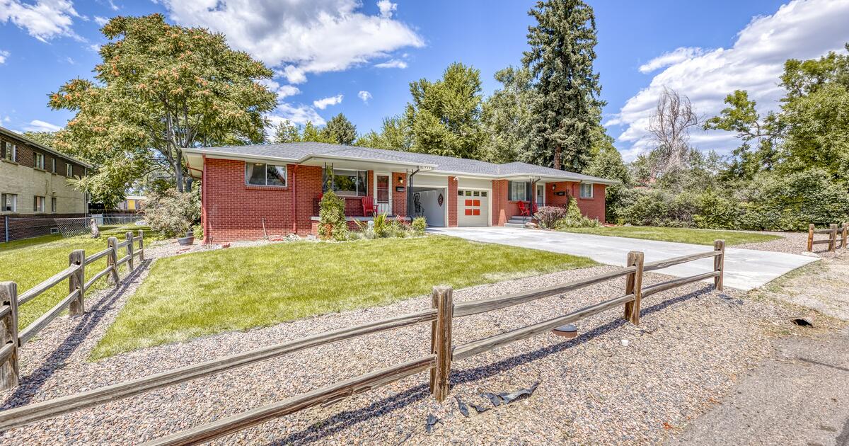 🏡 Multifamily Living in Lakewood Three 2 Bed / 1 bath Kenyan Art