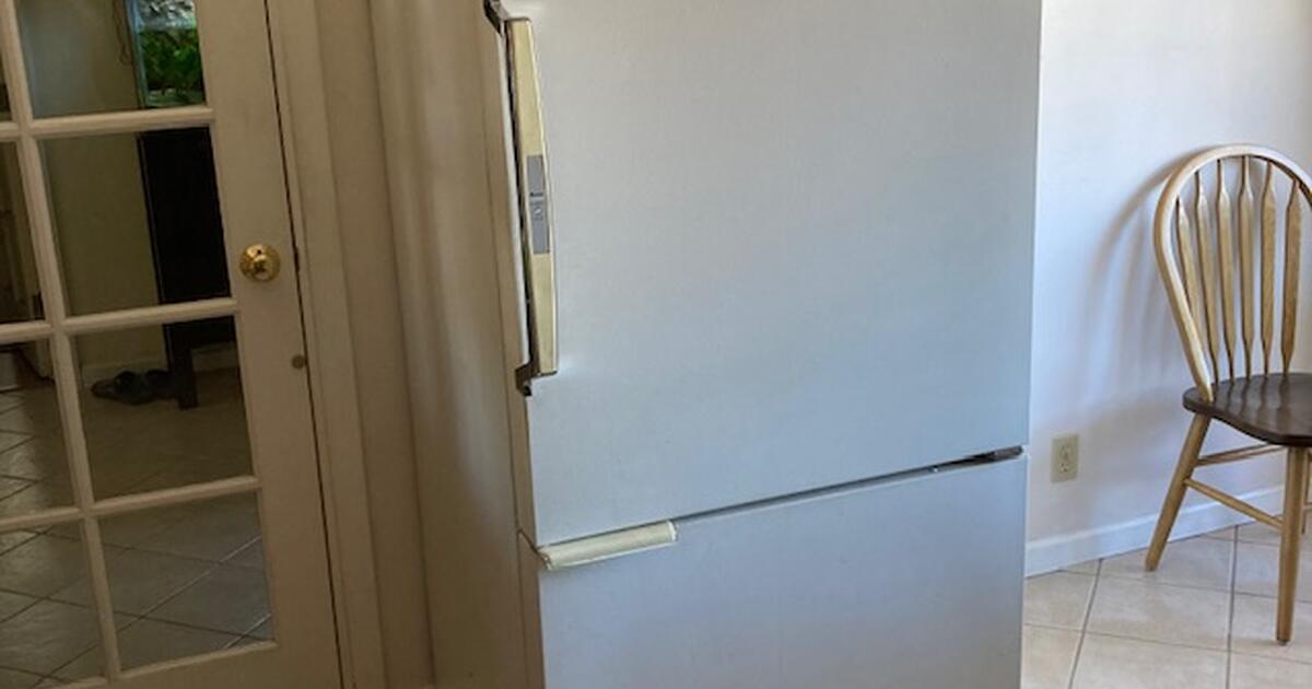Amana refrigerator / white for Free in Thousand Oaks, CA For Sale