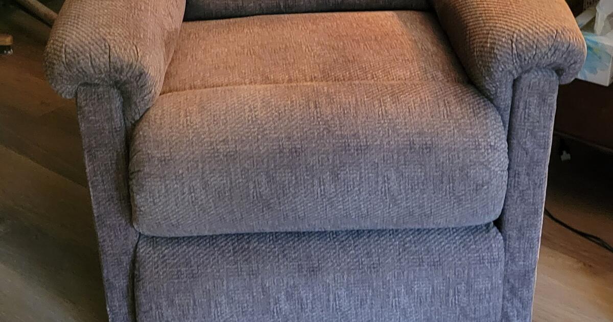 LazEBoy memory foam lift chair for 350 in Akron, OH Finds — Nextdoor