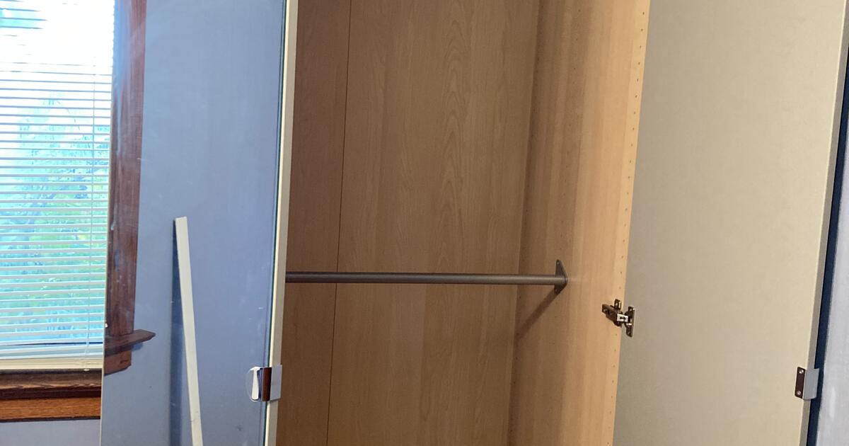 I sold my house. Must remove last furniture. Free to take away. Non