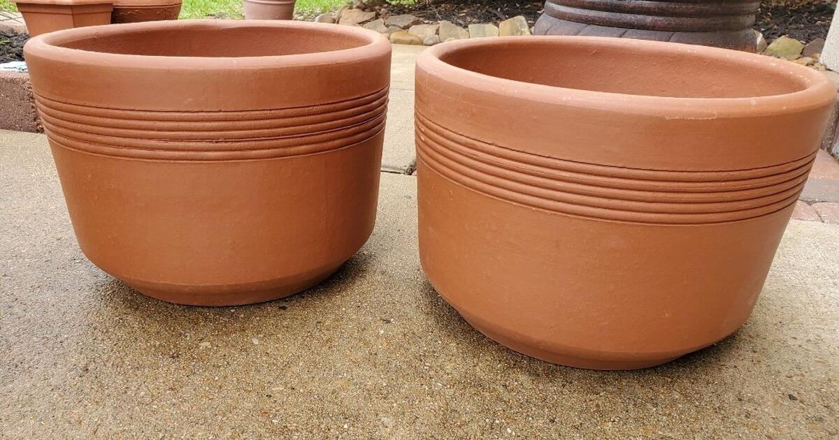 2 VERY LARGE FLOWER POTS/ PLANTERS for 80 in Jersey Village, TX For