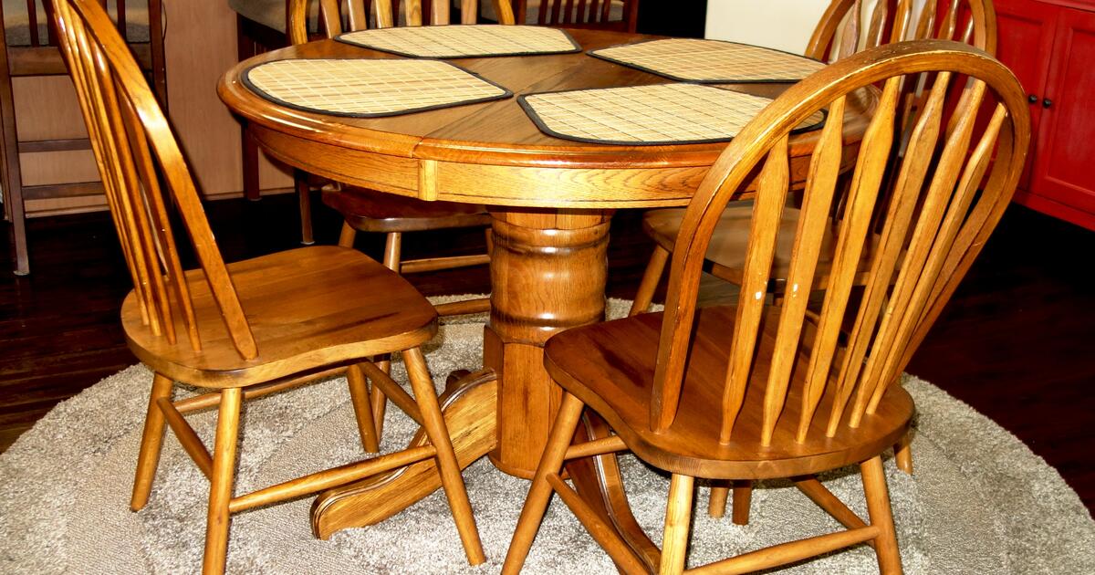 42 inch Oak Table & Chairs for 300 in Oak Harbor, OH For Sale & Free