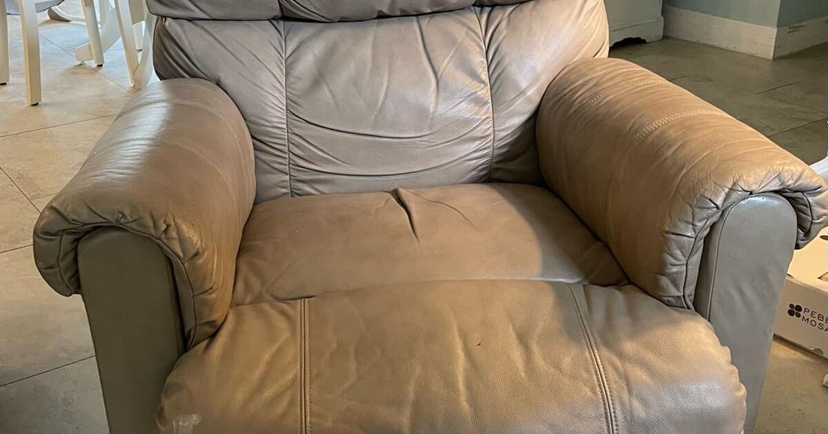 Lazyboy tan leather recliner for 40 in Brandon, FL Finds — Nextdoor