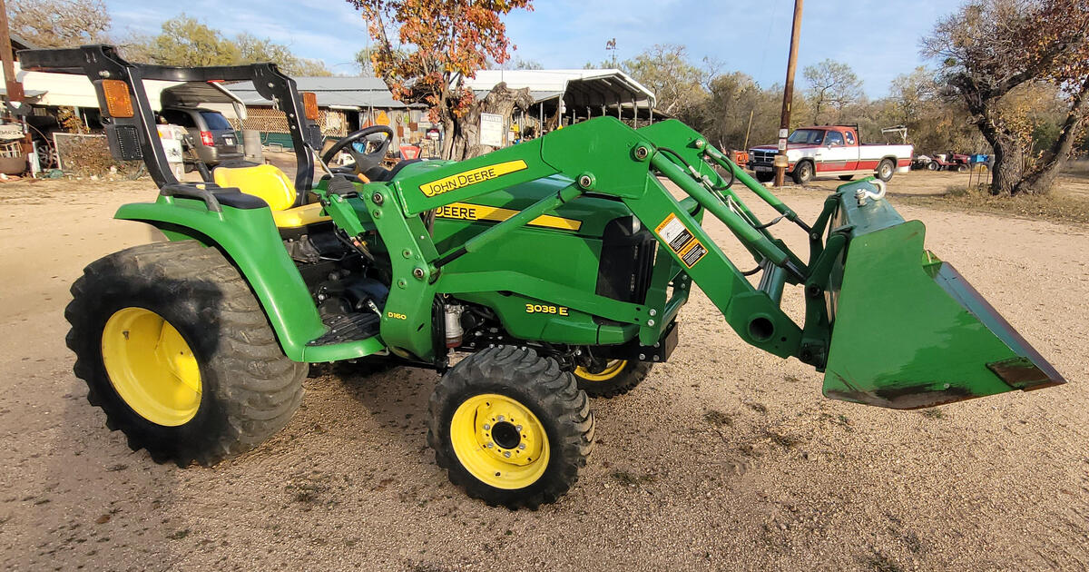John Deere 3038E, 38hp Tractor with loader, 165hrs, Nice Machine for