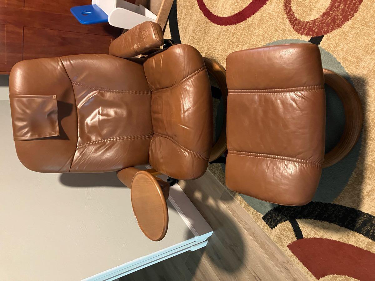 Ekornes Stressless recliner, ottoman, swivel table for 85 in Fort