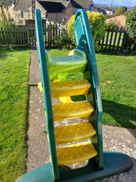 Little Tikes Garden Slide.4 6 High 6 Slide. Does Dismantle. A Good Clean Will Come Up Like New. Free And Ready For Collection. Por Gratis En Barnsley Engl A La Venta