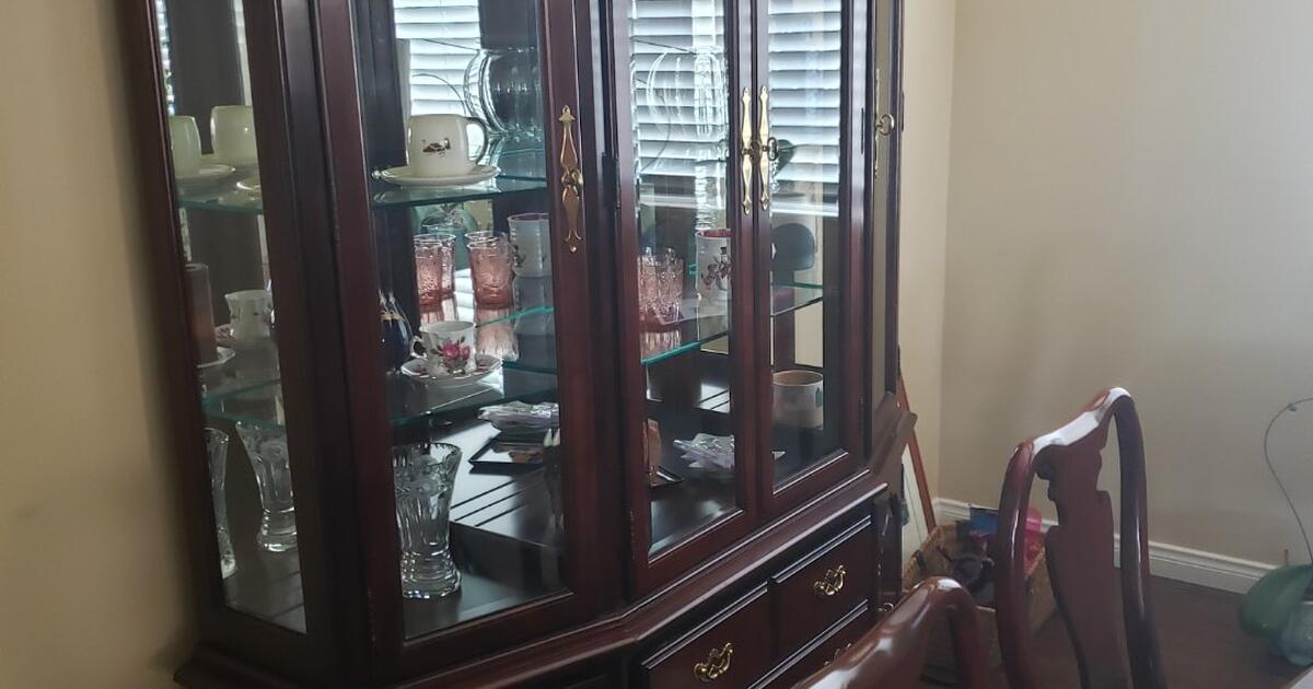 Thomasville Dining Table (with 6 chairs, two leaves, and table