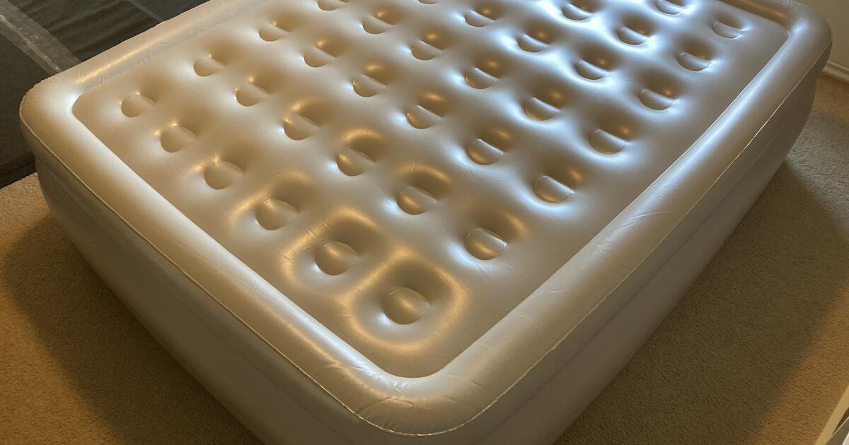 JCPenny Home Queen Size Deluxe Air Bed With BuiltIn Pump. Used Once