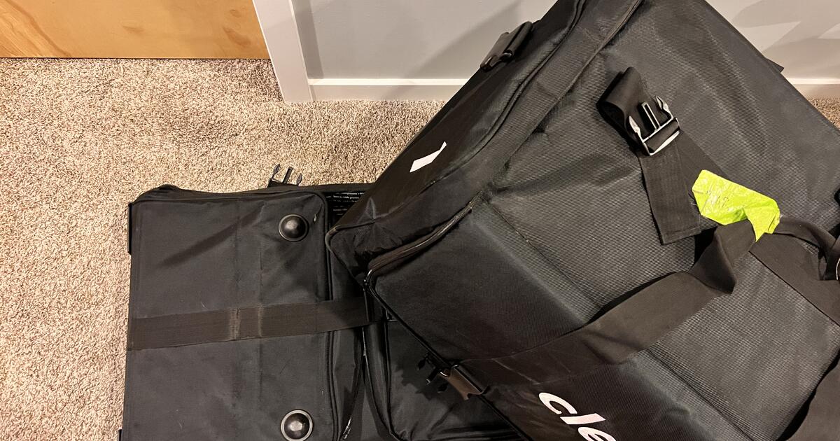 Peg Perego Car Seat (2), Clek car seat travel bag (2), Ridesafer