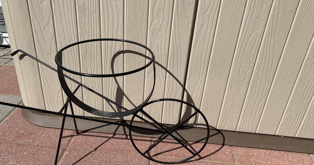 Wheelbarrow plant holder for 20 in Manheim, PA Finds — Nextdoor