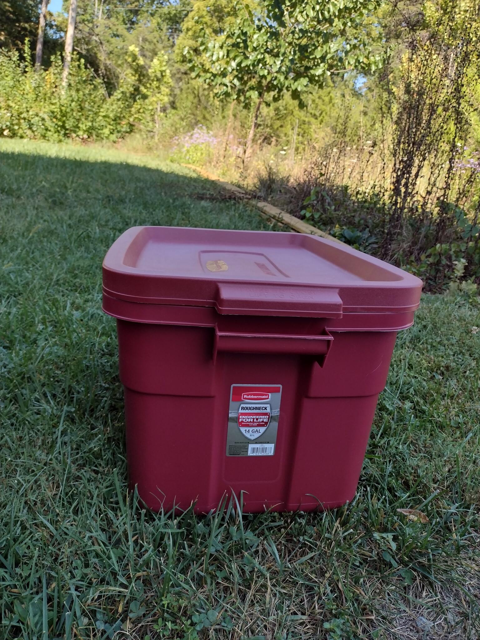 31 Gallon Rubbermaid Roughneck Storage Bin Organizing Tote 31