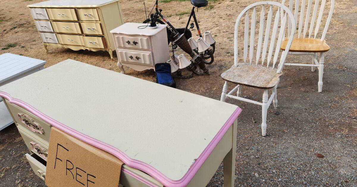 Free furniture/ Pick up for Free in Camano Island, WA For Sale & Free