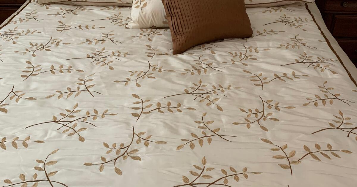 Queen comforter 6 piece set for 45 in San Antonio, TX For Sale