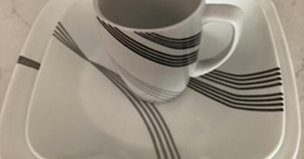 Corelle12 place settings like new! for 90 in Wildwood, FL Finds