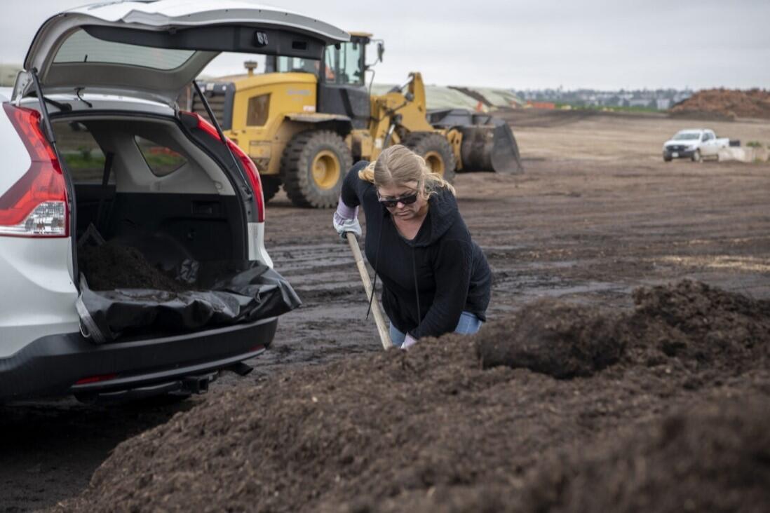 Picking up compost and mulch at the City of San Diego’s Miramar