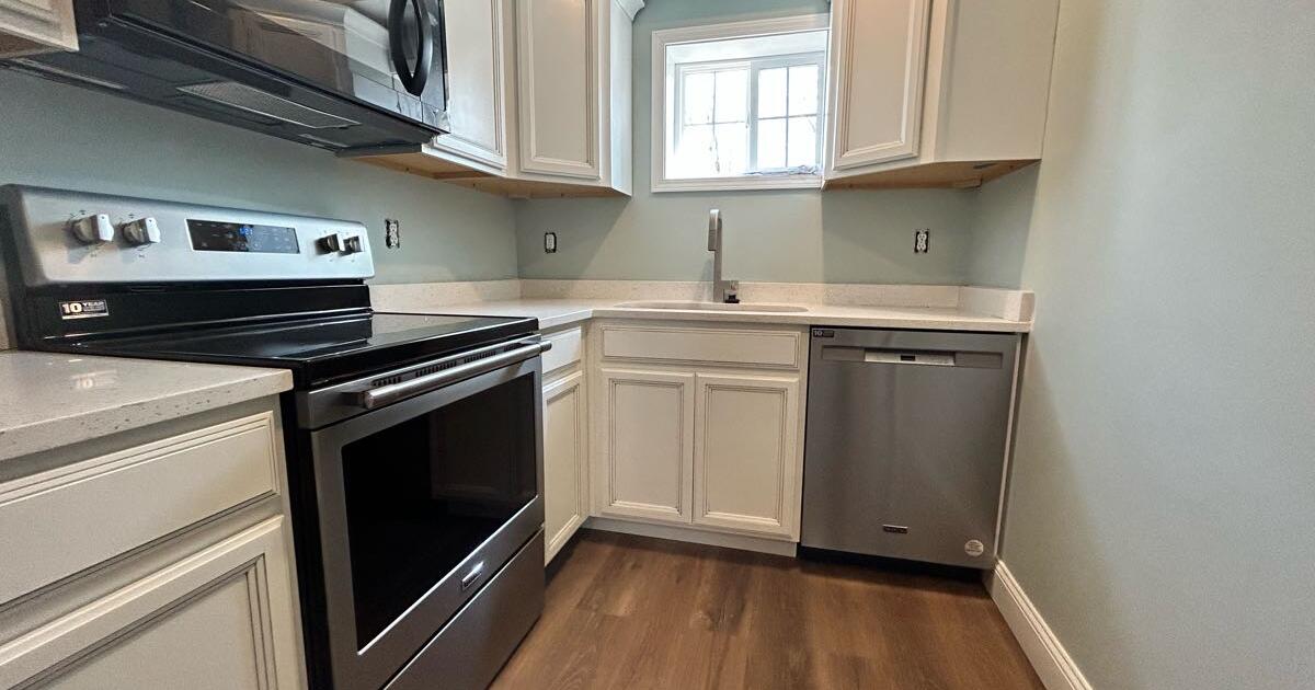 Townhouse for rent 2br / 1 bath. Pets custom tile, quartz ct