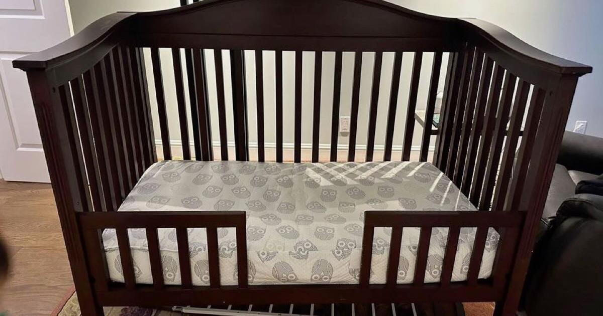 Pottery Barn Madison 3 in 1 convertible crib for 80 in San Jose, CA