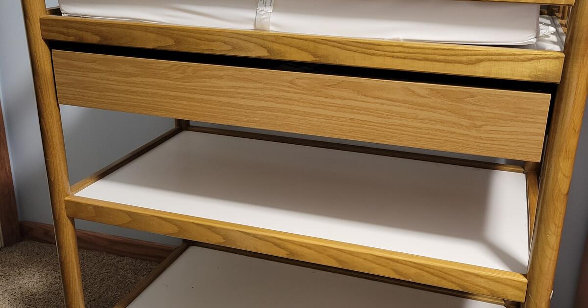 Changing table with drawer and 2 shelves for 150 in St. Paul, MN For