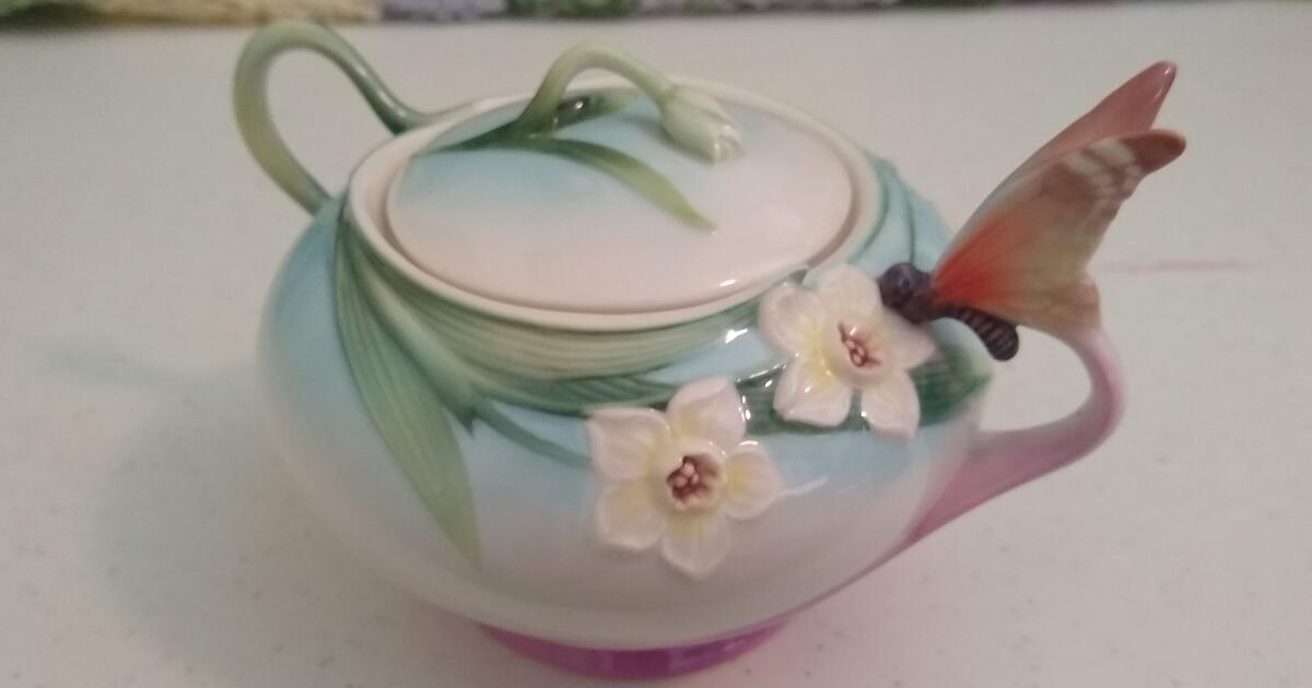 'FRANZ' Butterfly and Daffodils porcelain sugar dish, XP1878, artist