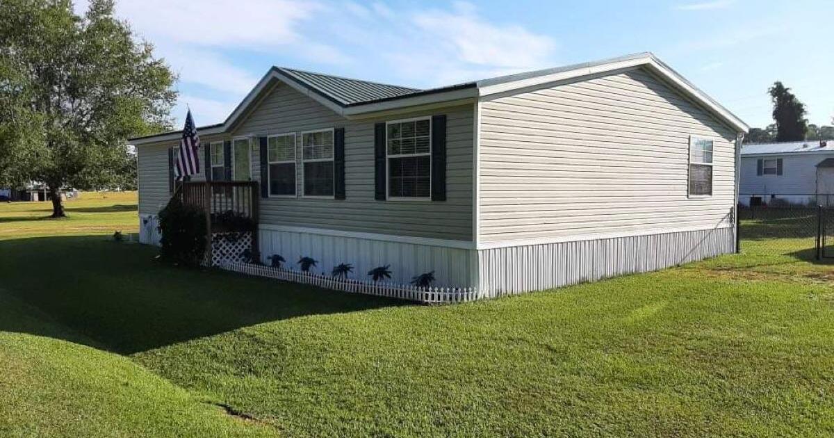 Manufacture home for sale MUST BE MOVED for 80000 in Cape Carteret, NC