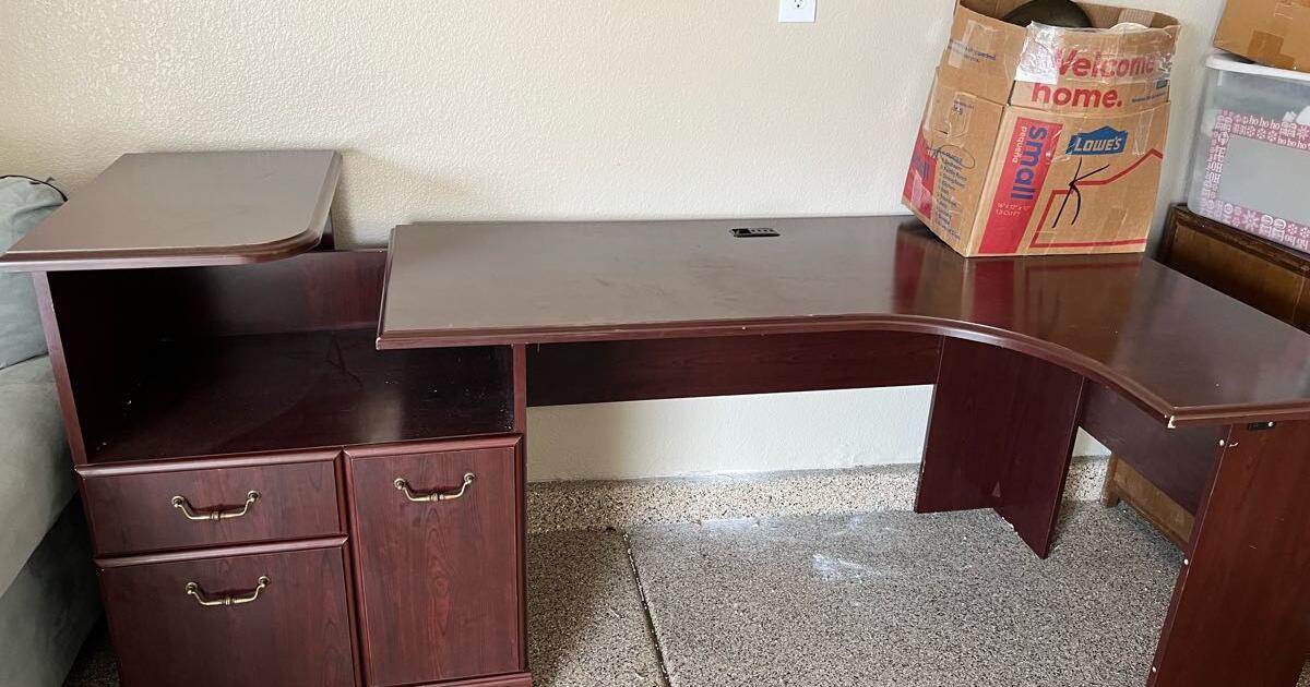 Gently used desk pick it up free for Free in Las Vegas, NV For Sale