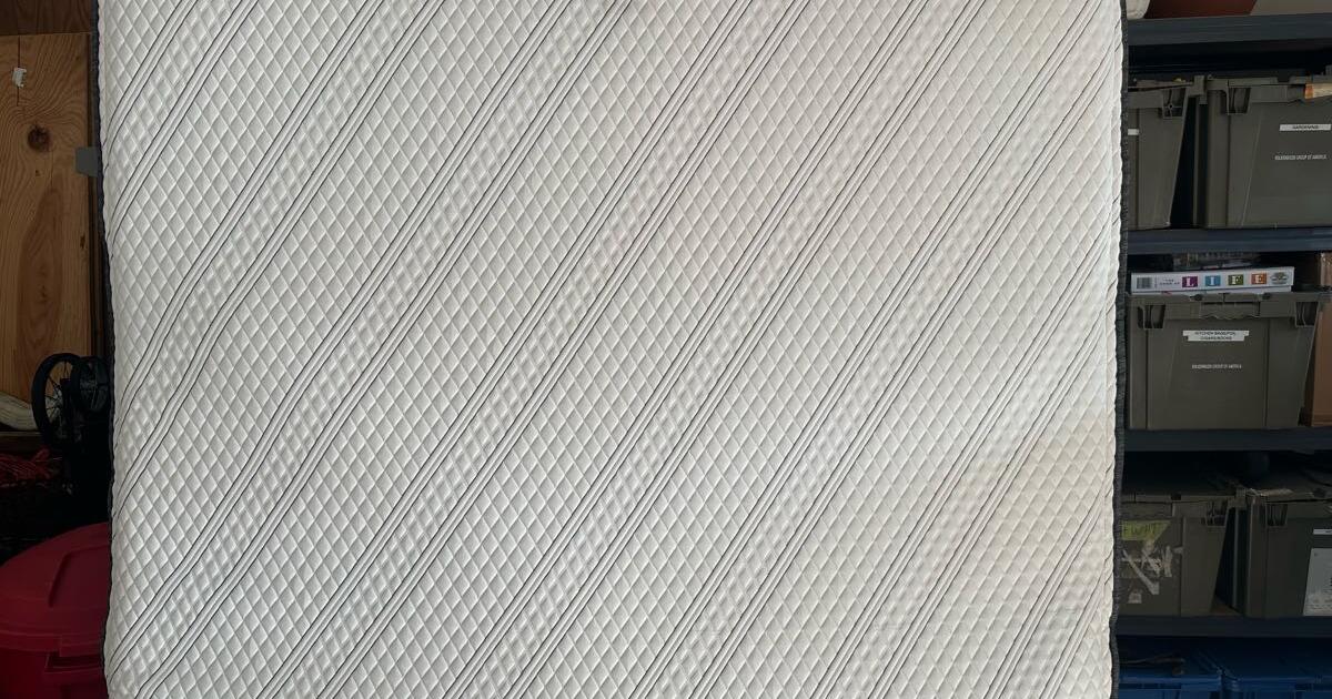 Beautyrest hybrid queen mattress and boxspring in Corpus Christi, TX