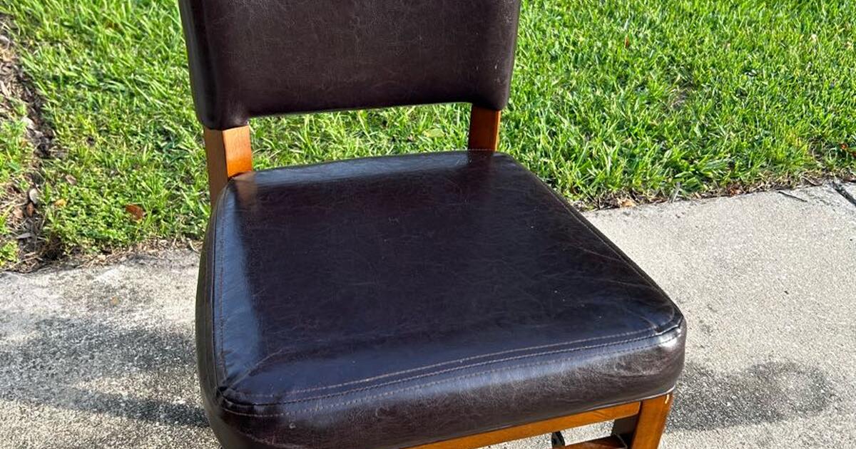 Collapsible Wooden Cushioned Chair for 13 in Deltona, FL For Sale