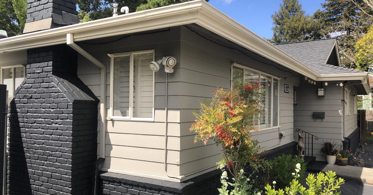 1100 / 150ft2 Large bright corner room for rent, on West Side