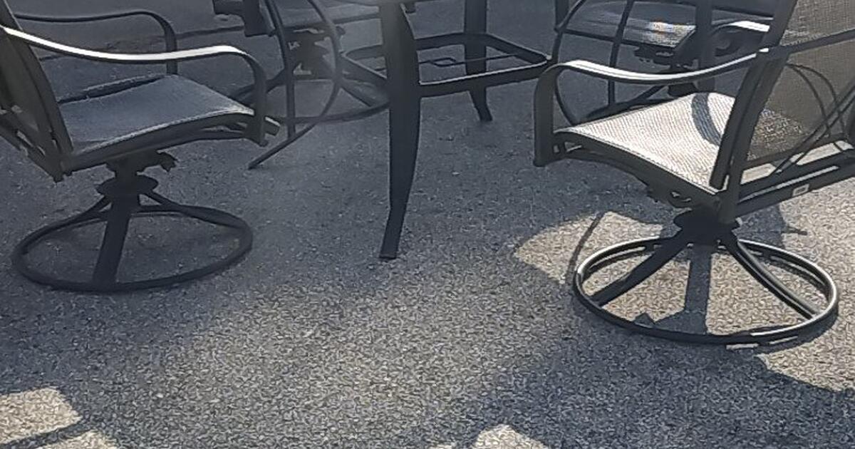 4 swiveling Captain's chairs and table Martha Stewart collection for