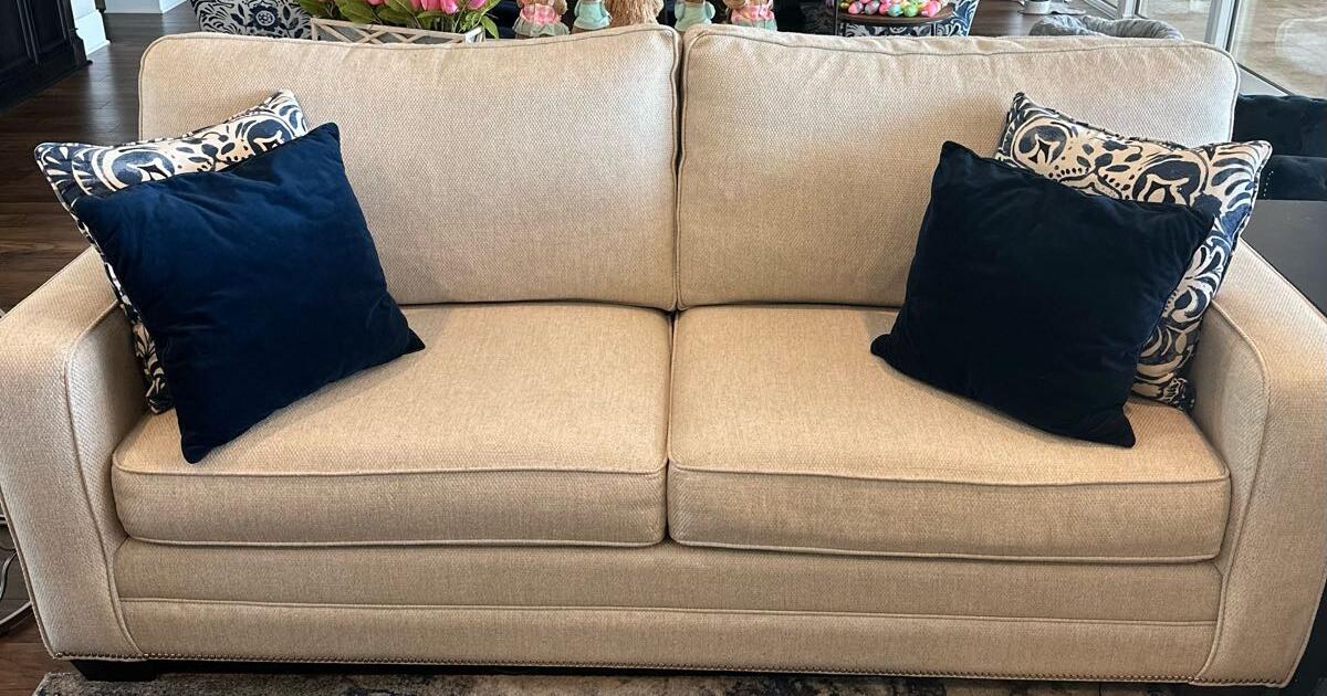 Bassett customized couches (2) Bought from JK Furnishings for 400 in