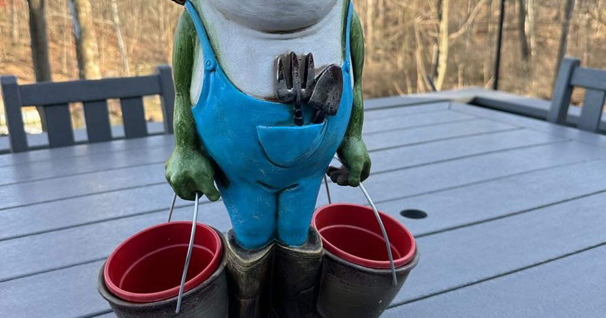 Buckets the Garden Frog Statue for 30 in Indianapolis, IN For Sale