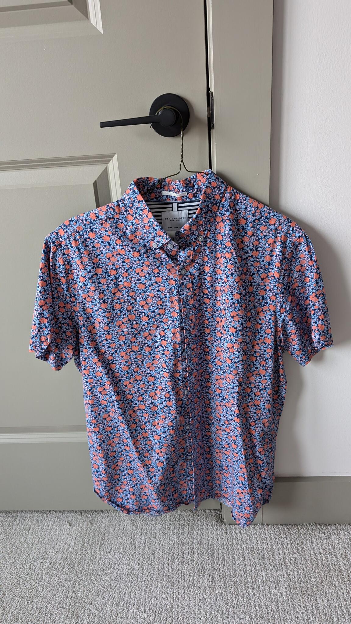 Men's Short Sleeve Button Down Size M