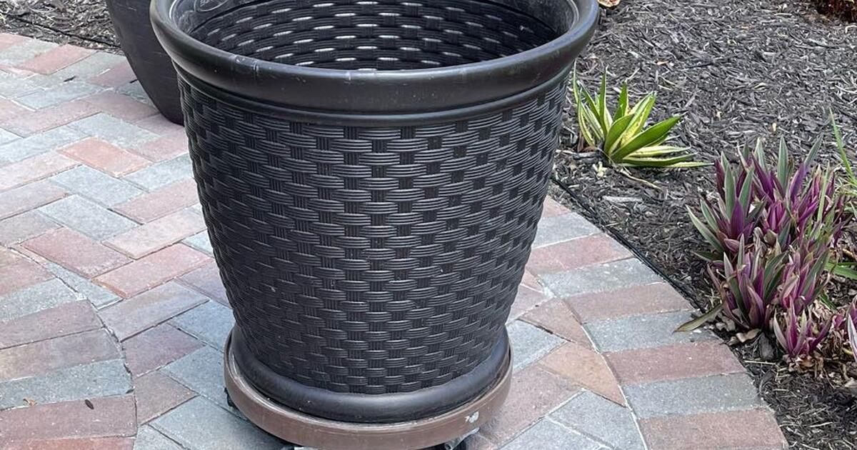 Resin planters (4) with 3 casters for 35 in North Venice, FL Finds