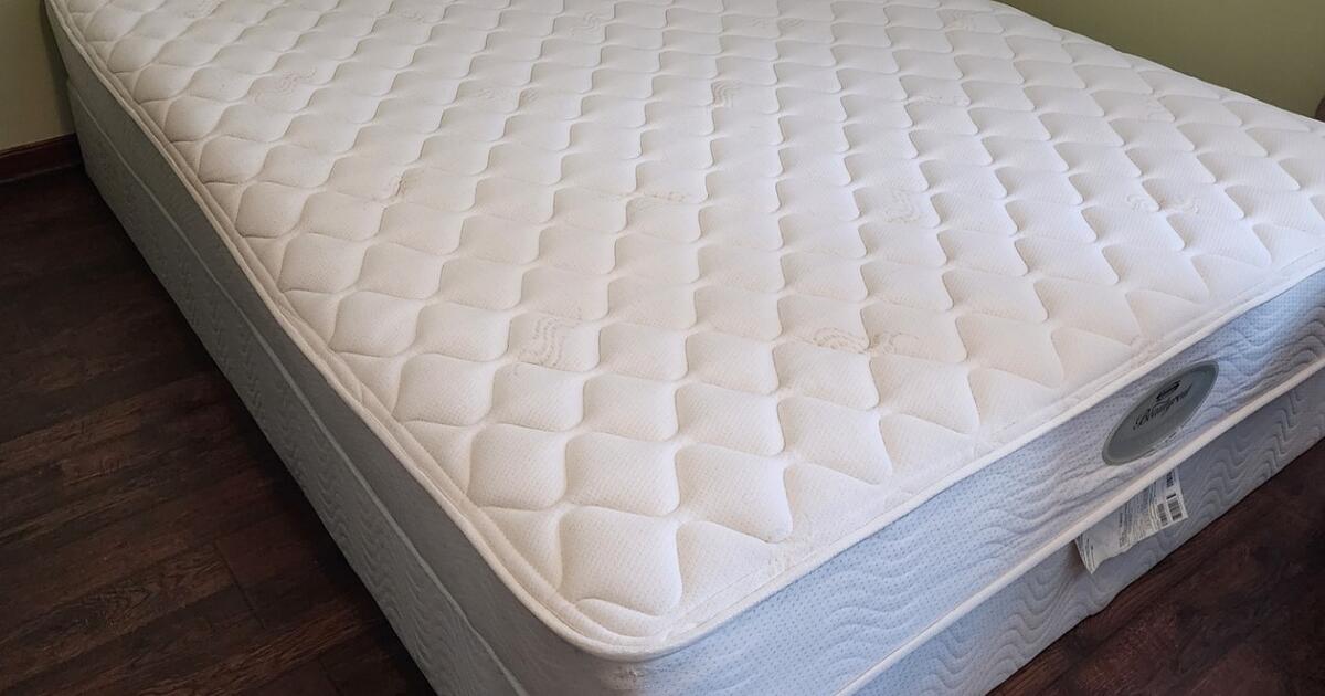 Sealy Beautyrest Queen Mattress & Box Spring for 100 in Stow, OH For