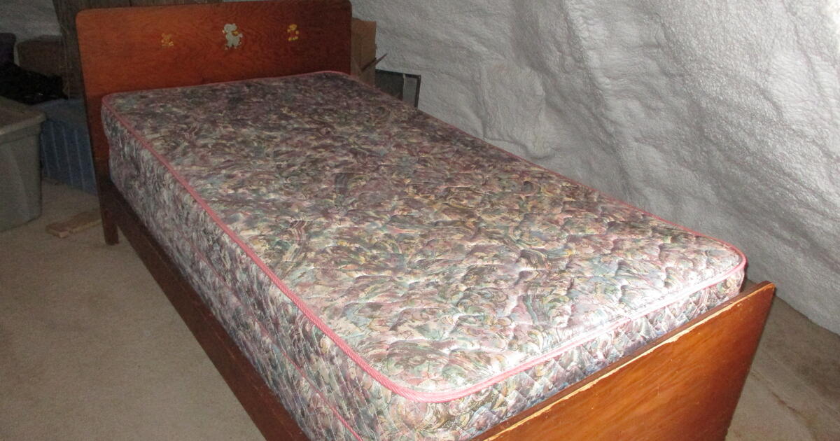 Twin Bed with mattress and box spring for 85 in Santa Fe, NM For