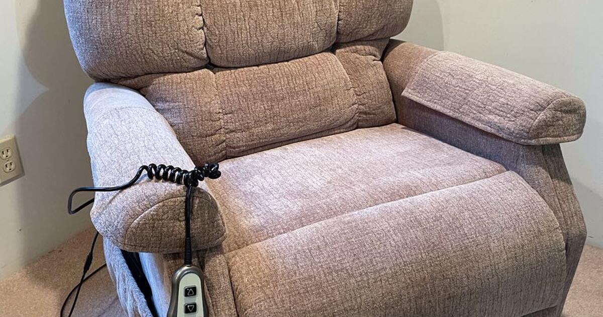 Power Lift and Recline chair with heat and massage for 450 in Wichita