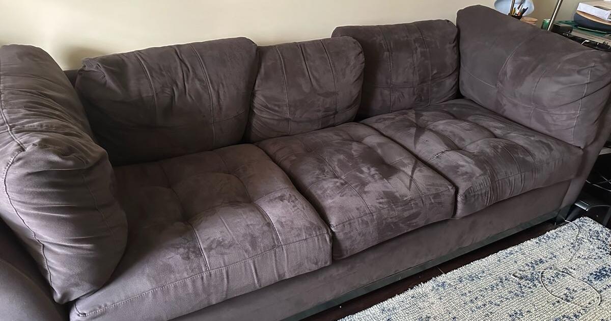 Gray Microfiber sofa BEST OFFER for 200 in Garden City, MI For