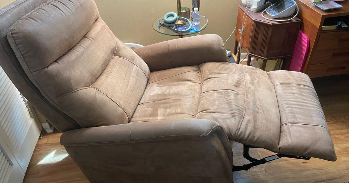 RECLINER SWIVEL for 195 in Gainesville, FL Finds — Nextdoor