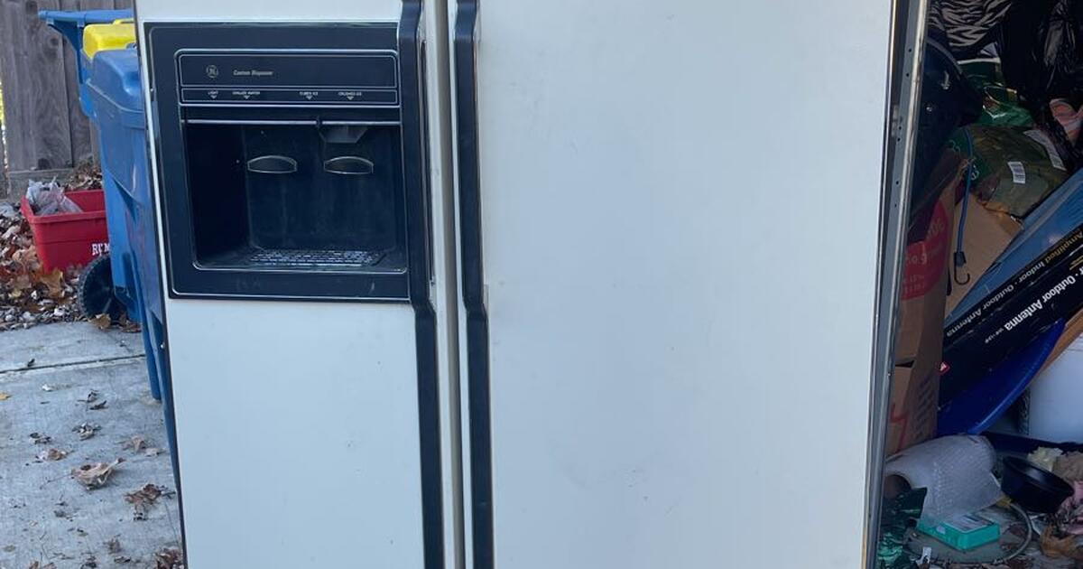 Working side by side refrigerator/freezer. Perfect for your garage