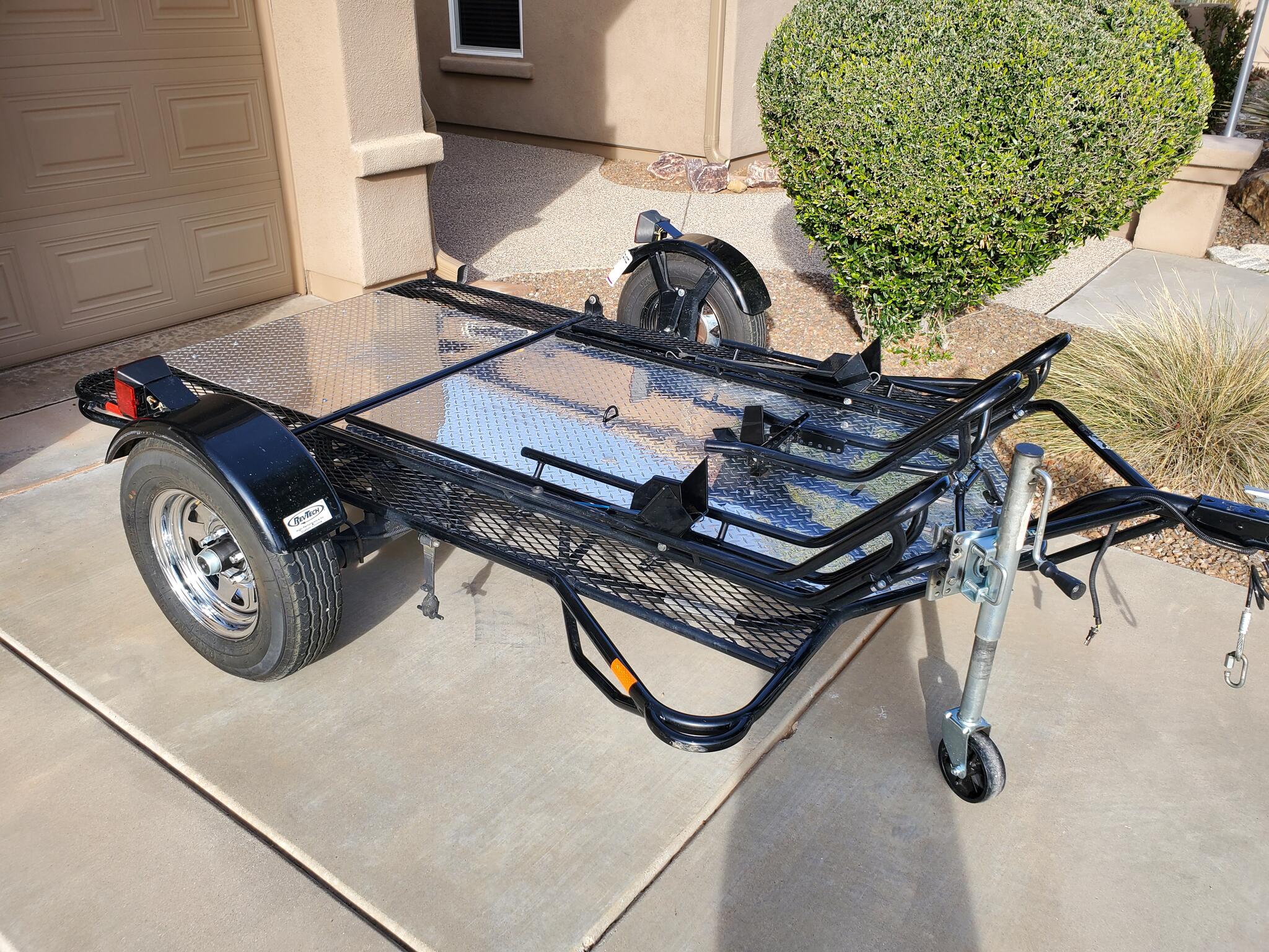 Kendon Stand-Up motorcycle trailer - 2 cycles style with a center mount ...