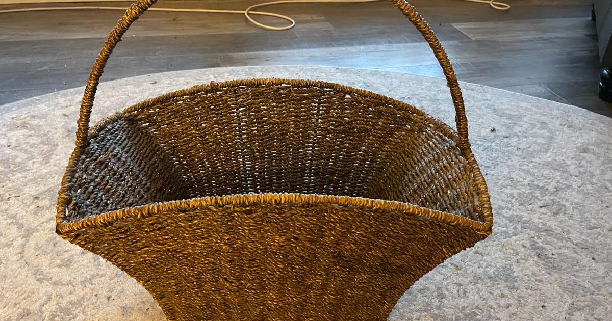 dark wicker basket with handle and unique shape for 8 in
