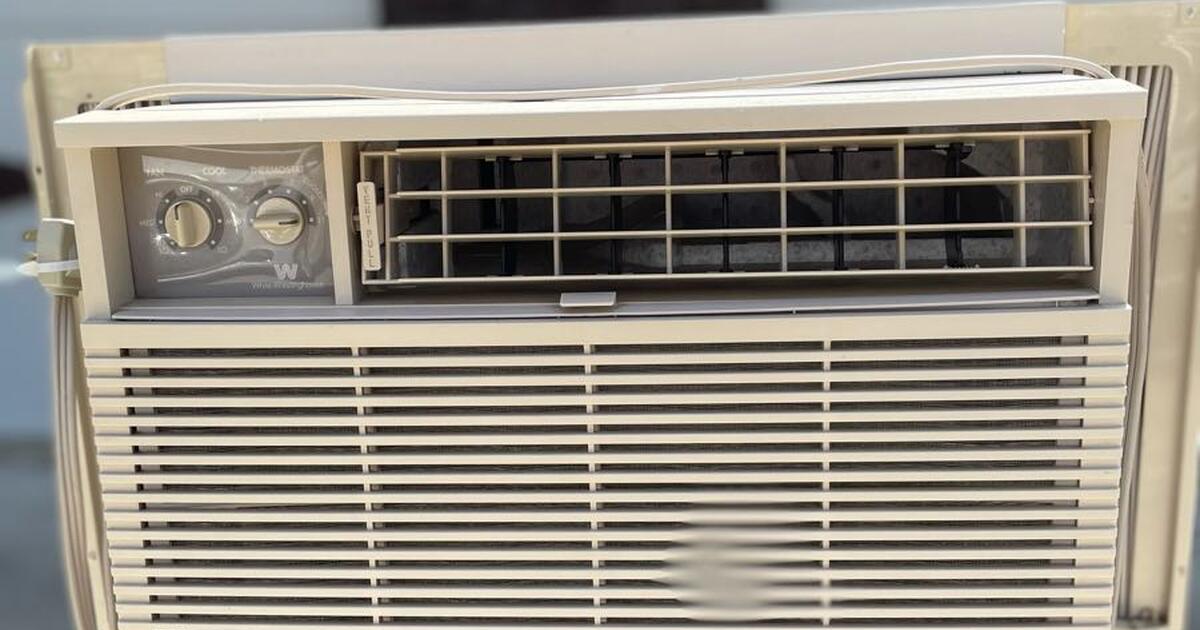 WINDOW AIR CONDITIONER WHITE WESTINGHOUSE for 100 in West Bloomfield Township, MI For Sale