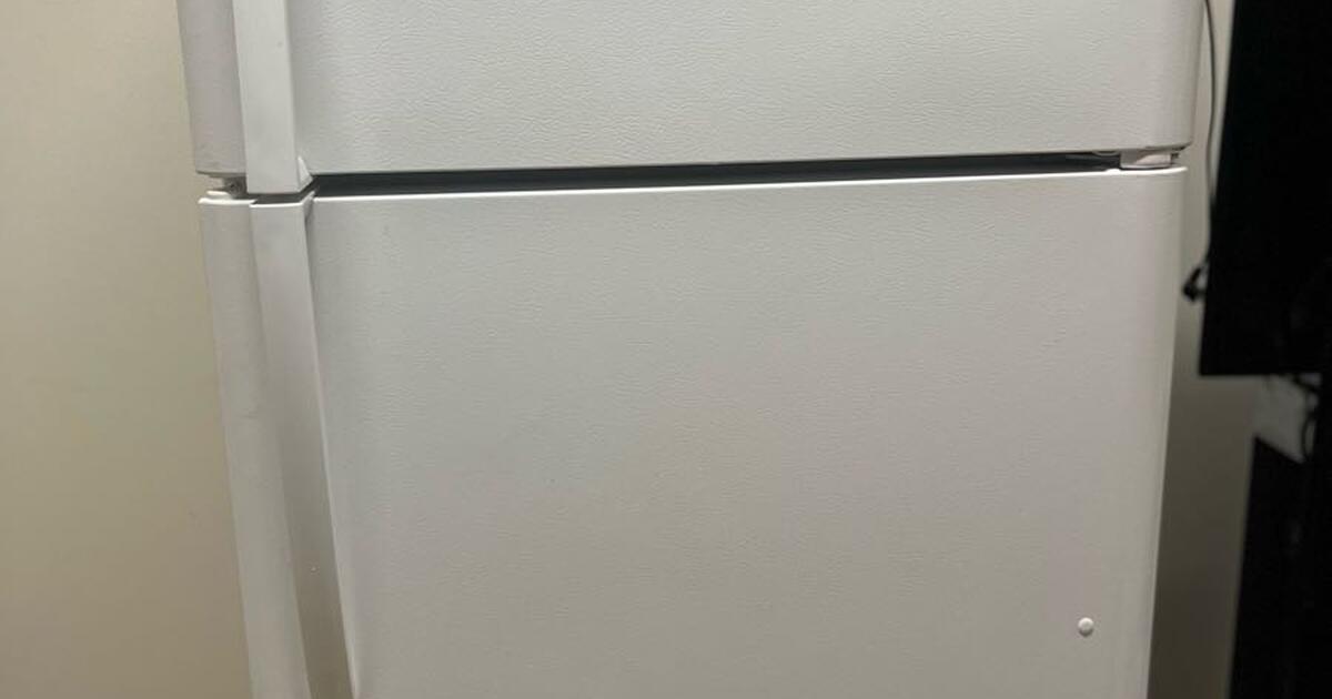 Frigidaire FFTR1814TW 18 Cu ft. Top Freezer Refrigerator White for 200