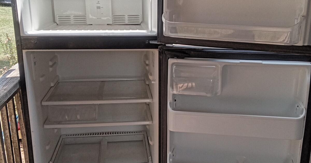 Standard refrigerator with ice maker for 100 in maysville ga for