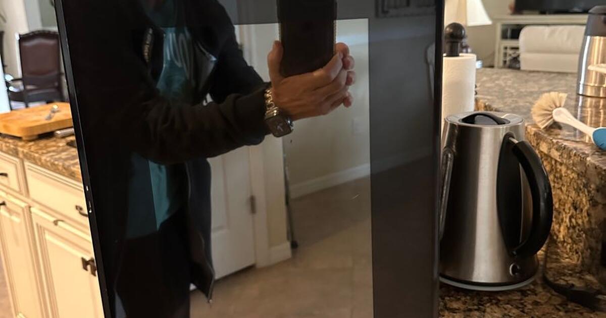 Frigidaire 8 bottle wine cooler for 40 in Venice, FL For Sale & Free
