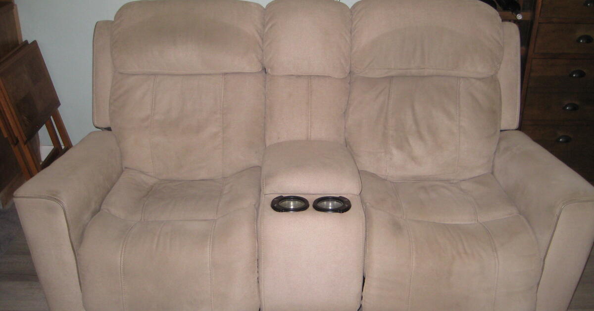 FREE Flexsteel Power Loveseat Still in Good Condition for Free