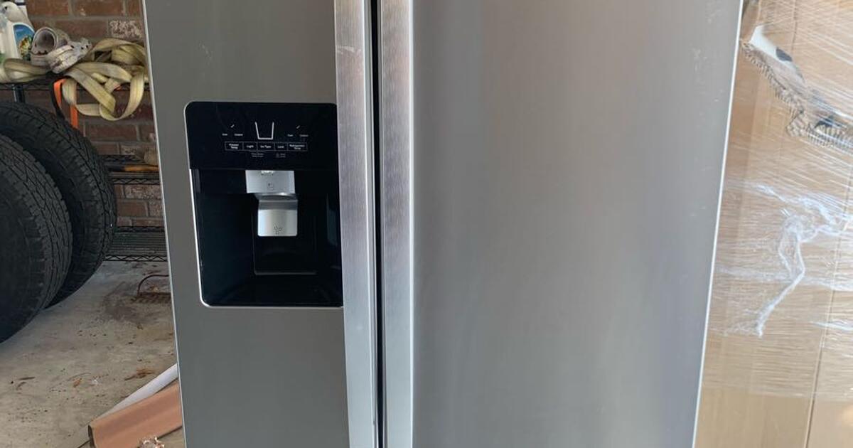 Whirlpool stainless steel side by side refrigerator for 700 in Baton