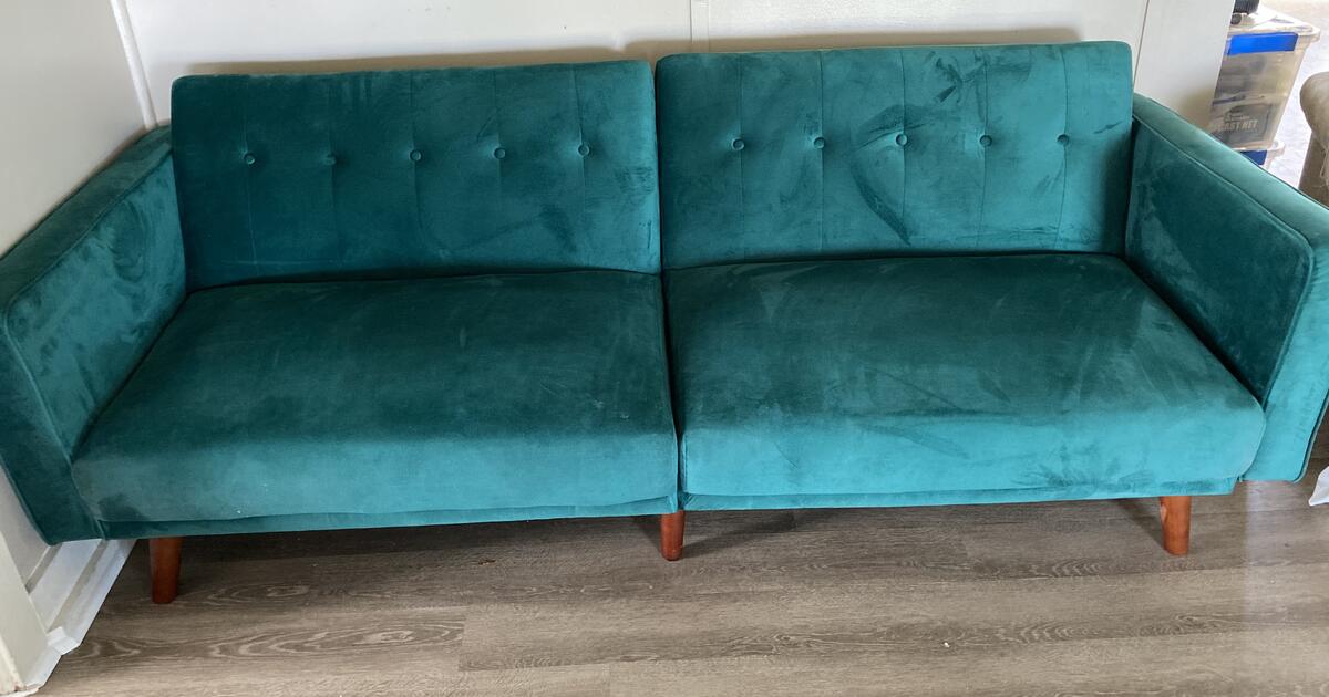 Green sleeper couch. Reduced 11/6 200.00. for 140 in Port Aransas