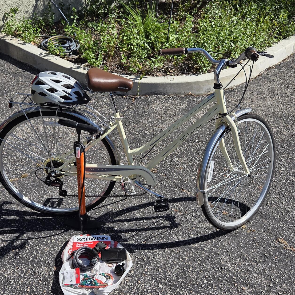 Women's Schwinn Gateway 700c Hybrid Bike + Extras For $180 In Atascadero,  CA | For Sale & Free  Nextdoor